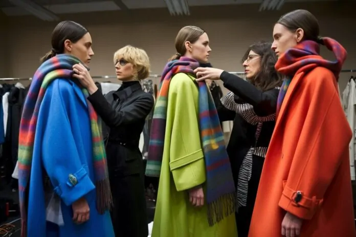 Backstage Fashion Week AH 26/27 Backstage de Fashion Week avec manteaux colorés et silhouettes fluides
