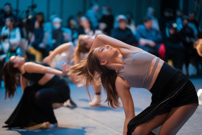 200 costumes partagés, 2 galas à Angoulême, la seconde main en coulisses, ce qui met fin au « jetable » 13 juin 2026: La fête de la danse à l'Espace Carat, un rendez-vous structurant: Les galas ne sont pas des micro-événements. Ils structurent une saison, mobilisent des bénévoles, remplissent des salles, et créent une logistique de costumes à grande échelle. Dans l'agenda de GrandA - illustration