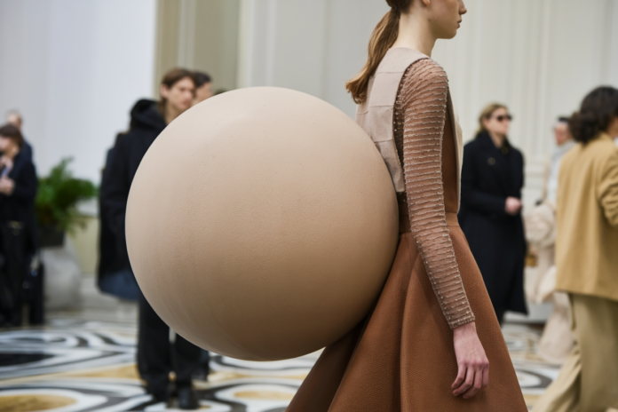 10 expositions mode, 4 maisons cultes, de Saint Laurent à Courrèges, ce parcours d'été surprend en France Maurizio Galante: quand la couture flirte avec l'objet: La mention de Maurizio Galante pointe une autre tendance des expositions mode: le glissement vers l'objet, presque vers le design. Certaines pièces brouillent la frontière entre vêtement et sculpture, - illustration
