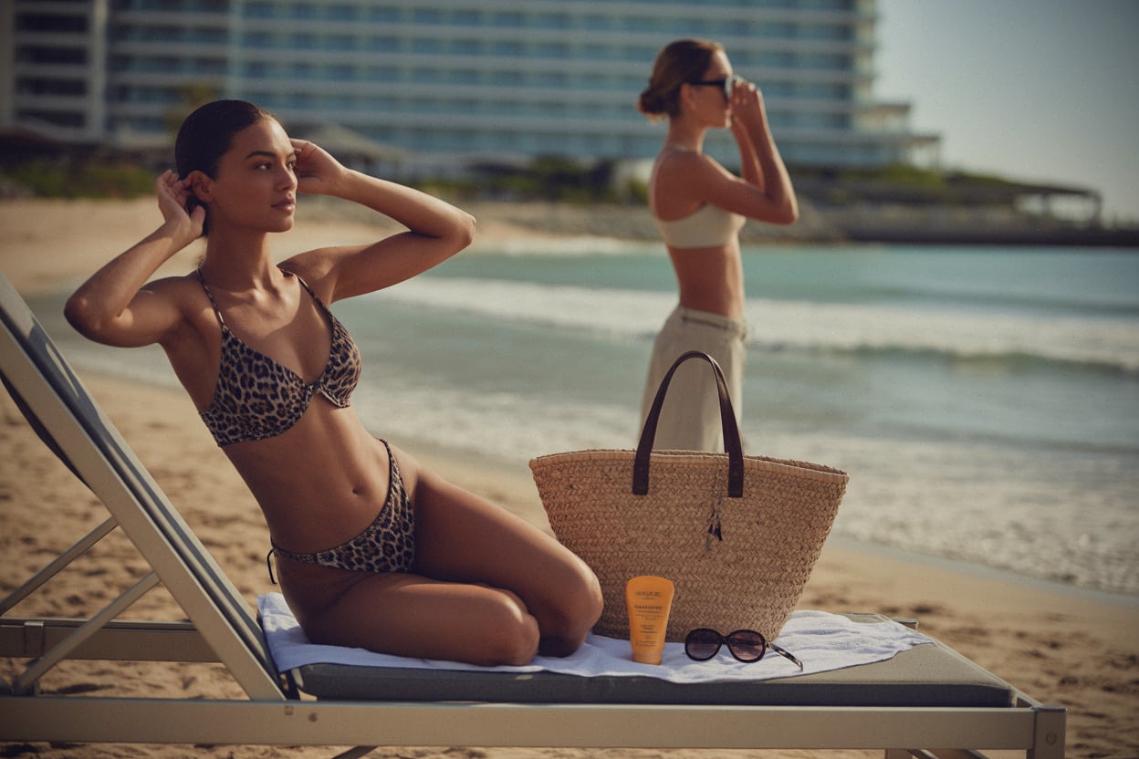 Bikini léopard et accessoires de plage sur transat, décor balnéaire contemporain