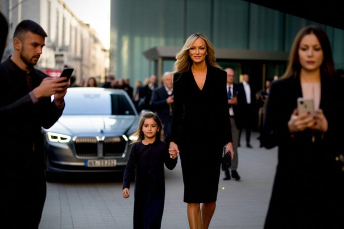 Adriana Karembeu à la Fashion Week avec Nina, alors qu'une plainte de son ex refait surface