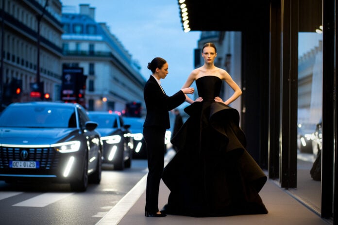 26 silhouettes couture, noir sculpté et broderies de lumière, Armani Privé en 2026, le détail inattendu qui fait fureur