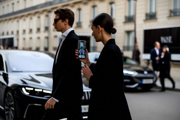 be9689b8e9fd2dde 2 podiums, 1 défilé en vidéo, Haute Couture automne-hiver 2026-2027 de Chanel à Paris, ce détail inattendu fait fureur