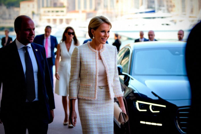 daa7c45b1e9e87cc Charlene de Monaco porte le tweed en juin : le look estival qui bouscule les codes à Monaco