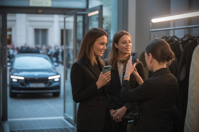 f69847eaa754ac25 Plus de 40 ans après, Pauline Ducruet relance Pool Position, photo backstage avec Stéphanie de Monaco, ce détail surprend