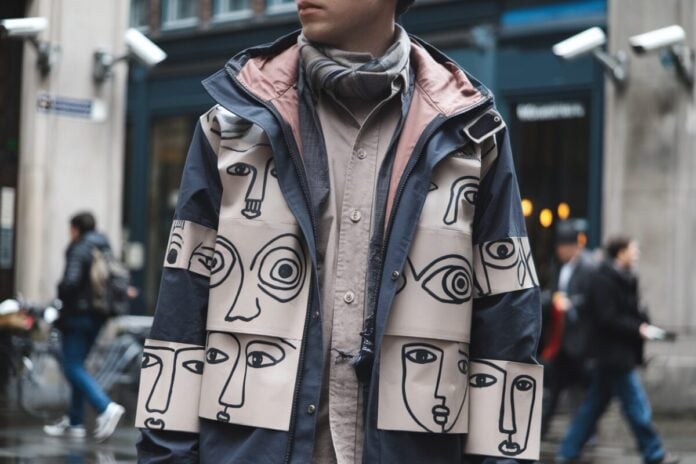 Veste anti-tracking en ville Une personne porte une veste anti-tracking dans une rue équipée de caméras