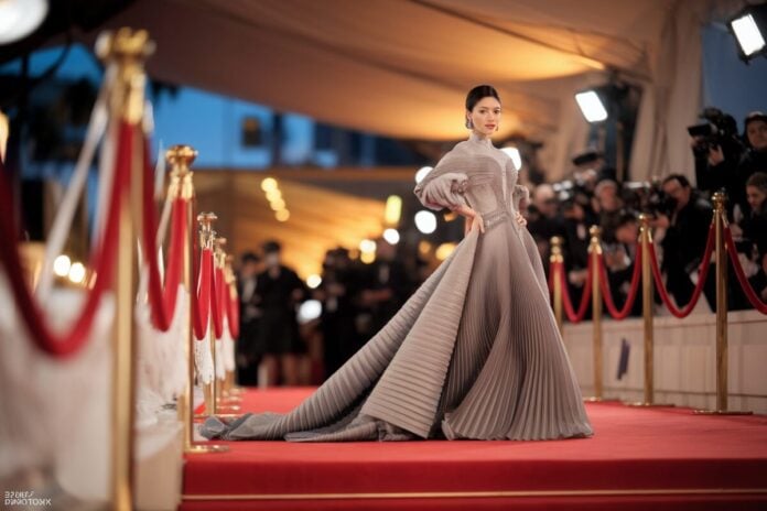 Star chinoise en tenue vietnamienne Célébrité chinoise portant une création vietnamienne sur tapis rouge