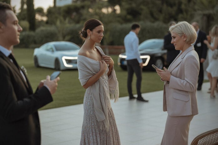 c2429071b1ce5285 Charlotte Casiraghi, Caroline de Monaco, bohème chic qui respecte le protocole, les détails qui font la parfaite invitée de mariage