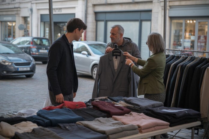 f14e5039d14eacb4 7 août 2026, à Bayeux, la friperie fait fureur au marché du terroir, ce que cette ruée dit sur la seconde main