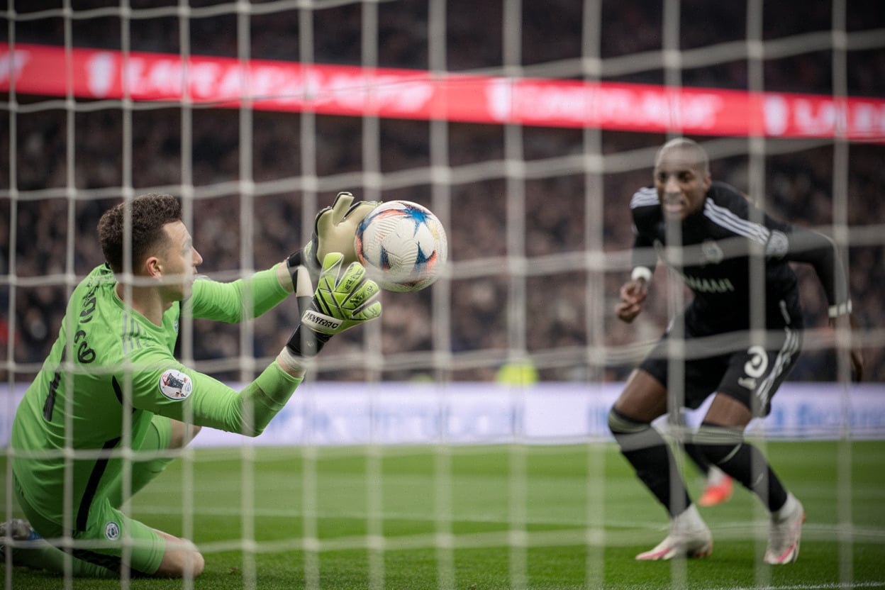Hradecky réalise un arrêt décisif face au PSG au Parc